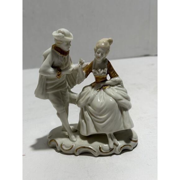 ANTIQUE SITZENDORF ROMANTIC COUPLE W/ Flower WHITE PORCELAIN & GOLD FIGURINE